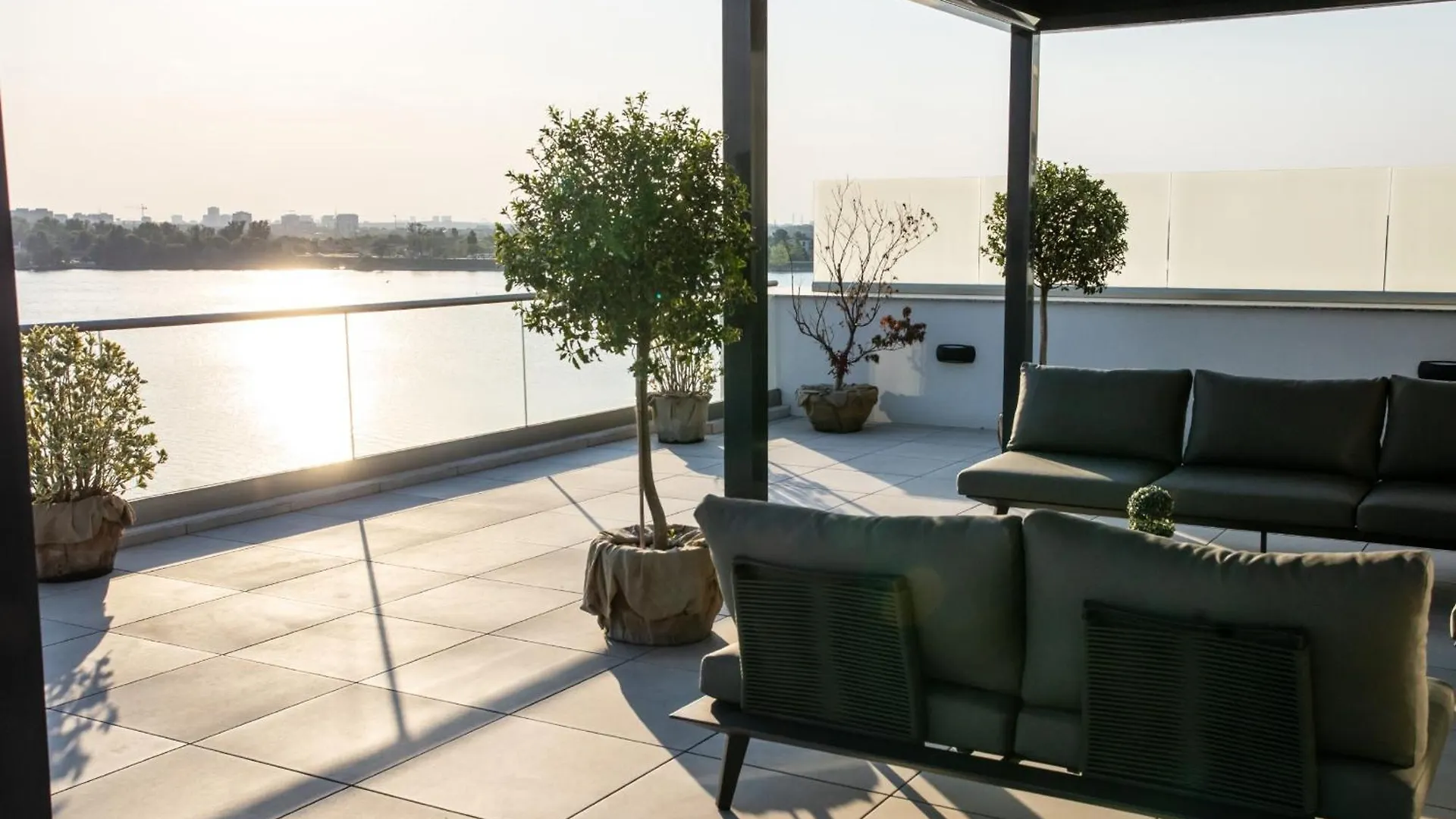 Penthouse Lebada Lake View Bucharest Apartment