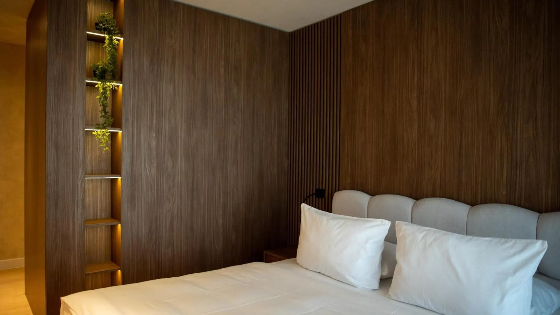 Penthouse Lebada Lake View Bucharest Apartment