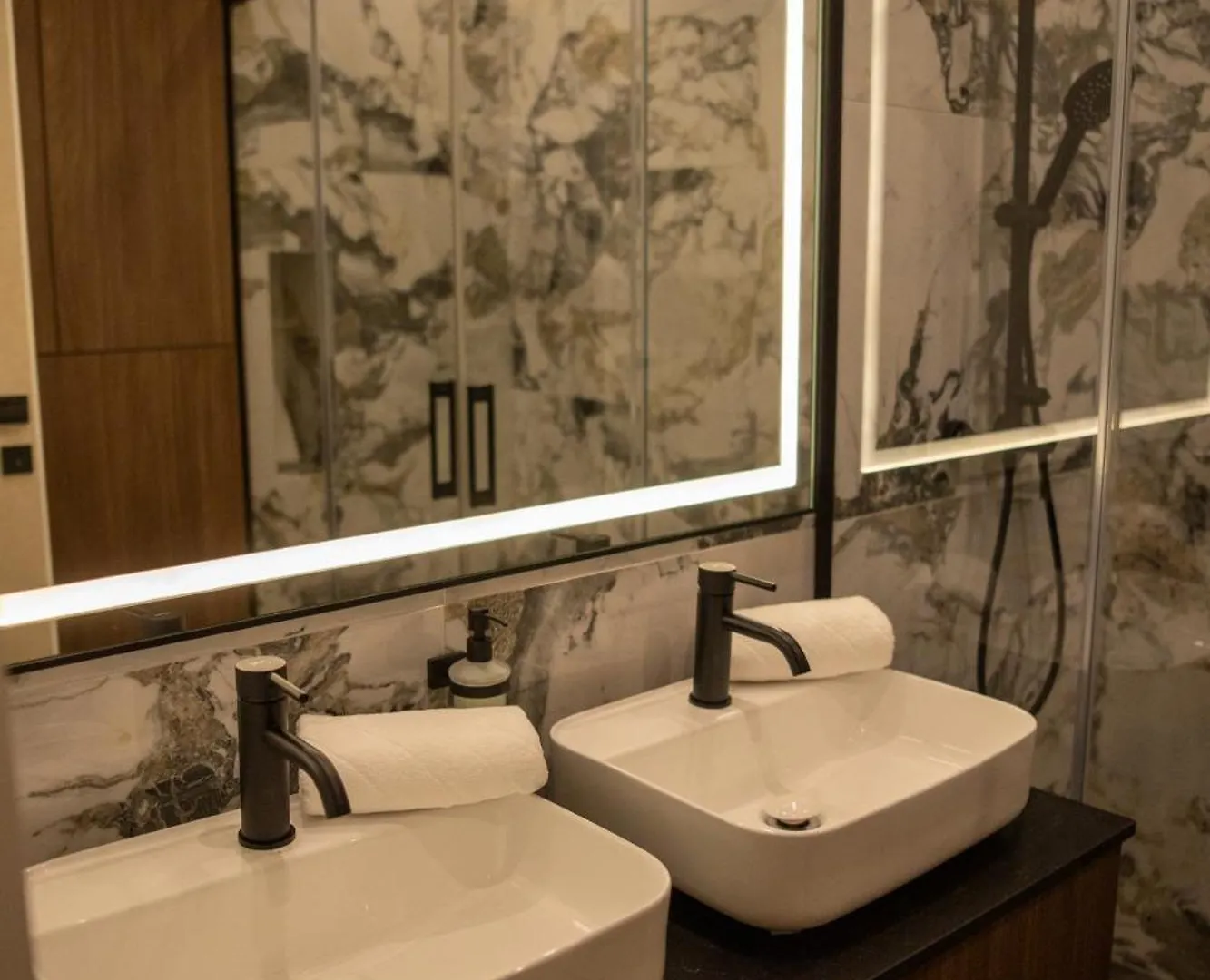 Apartment Penthouse Lebada Lake View Bucharest